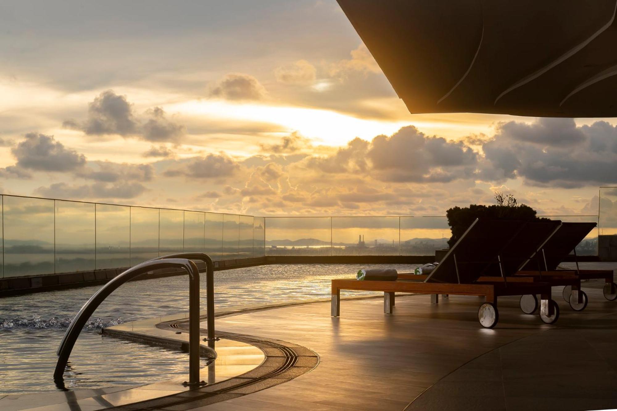 Holiday Inn & Suites Rayong City Centre By Ihg Esterno foto